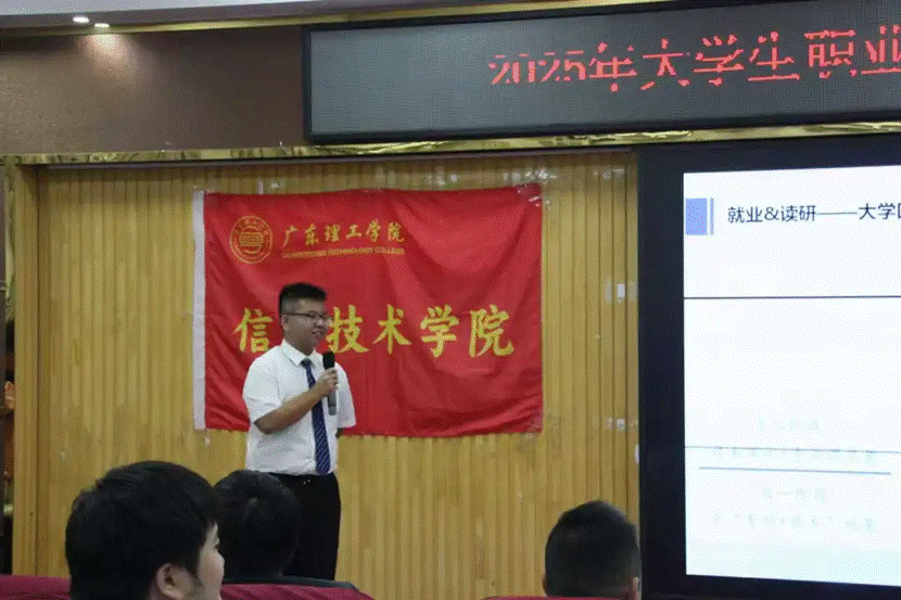 一群人站在台上 AI 生成的内容可能不正确。