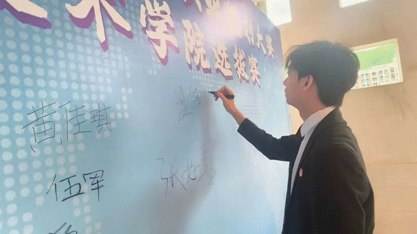 男人站在墙边的男子与配字 AI 生成的内容可能不正确。