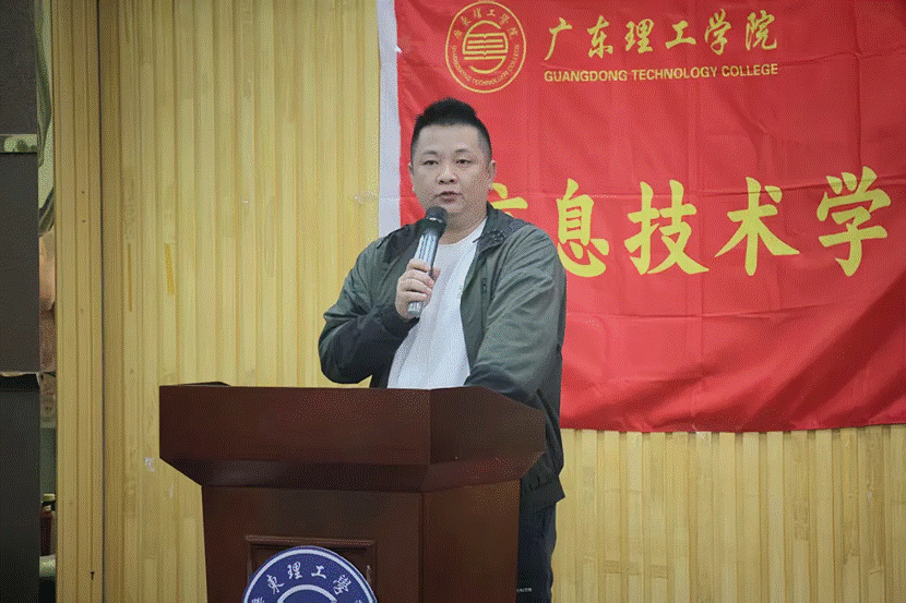 商店外的西装男人 AI 生成的内容可能不正确。