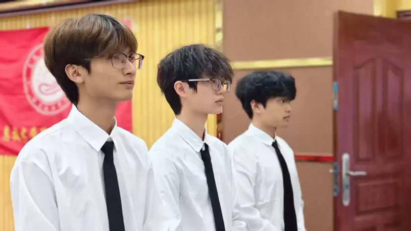 穿着西装笔挺的男子与男孩 AI 生成的内容可能不正确。