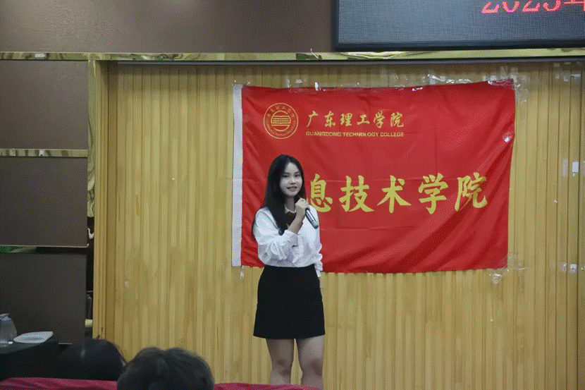 图片包含 室内, 人, 女人, 站 AI 生成的内容可能不正确。