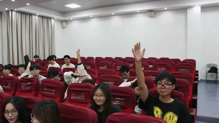 一群人在房间里 AI 生成的内容可能不正确。