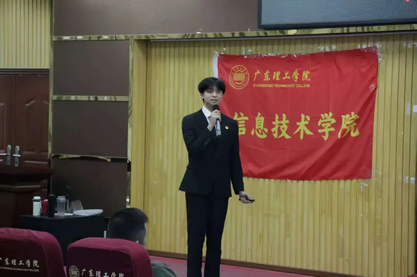 人站在台上 AI 生成的内容可能不正确。